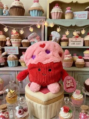 🧁 7.5 Plush Heart Cramer the Cupcake Stuffed Bumbumz- Red and Pink 🧁